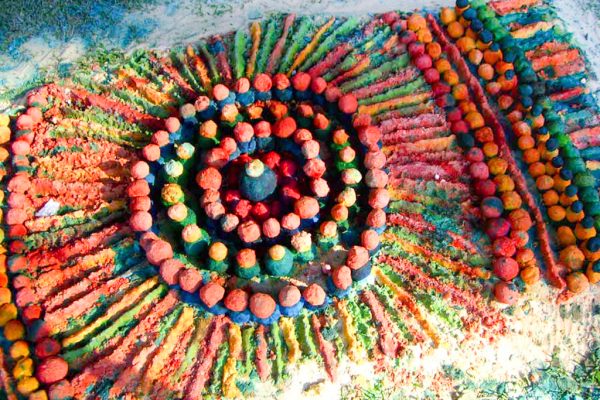 aboriginal sand painting creation at monte sant angelo by walangari karntawarra